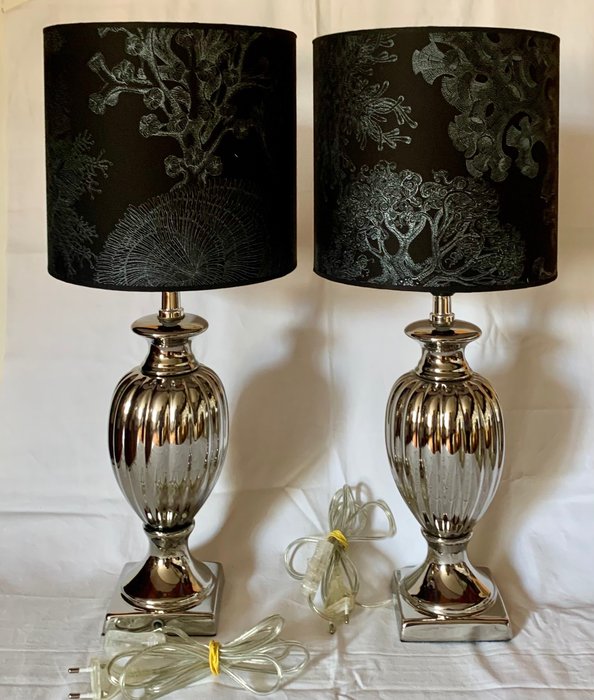 Bordlampe (2) - lampeskærme i fint Fornasetti stof, sølvkeramiske bunde - Bomuld, Keramik