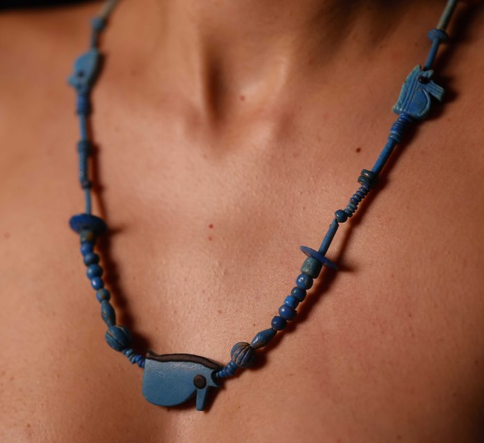 Altägyptisch Ägyptische Halskette aus tiefblauer Fayence und Karneolperlen – Mit spanischer Exportlizenz - 32.5 cm