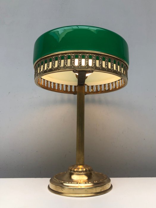 Asztali lámpa - Teljesen sárgarézből készült asztali lámpa opálzöld üvegbúrával