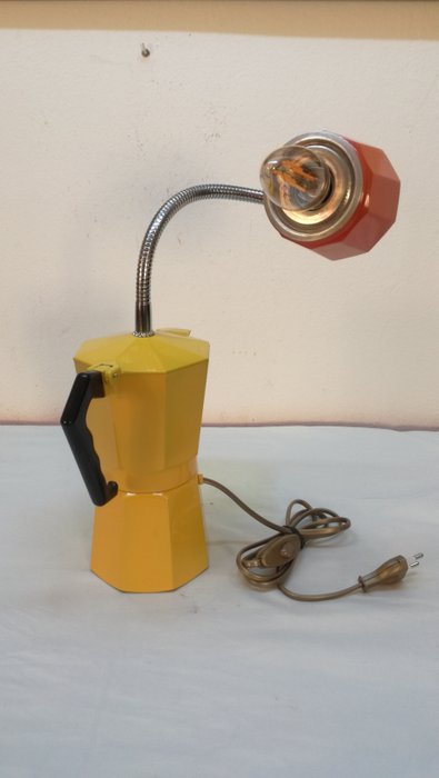 Kaffeekanne - Aluminium, Stahl, in eine Lampe verwandelt