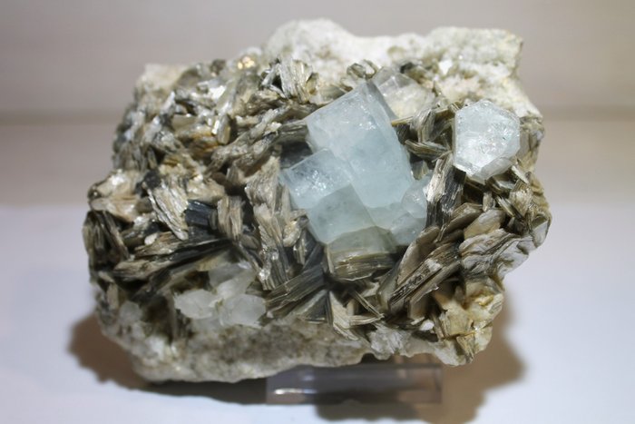 Akvamarin Krystaller i indlejring - Høyde: 8 cm - Bredde: 10 cm- 678 g - (1)