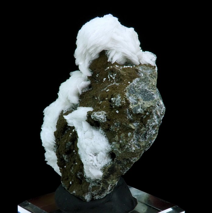 Baryte sur Pyrite - Les Cèdres, Les Malines, Saint-Laurent-le-Minier, France - Hauteur : 6.7 cm - Largeur : 5.1 cm- 153 g