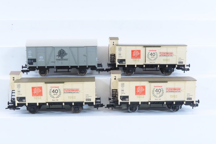 Fleischmann H0轨 - 5806K/53 3005K - 模型火车货运车厢 (4) - 印有“40 jahre HO”和“Fleischmann HO International”字样的 2 轴棚车