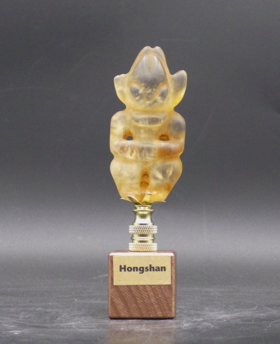 Figura de tektite dourada da cultura Hongshan em suporte de latão banhado a ouro - vidro natural Espécime/Exemplar - Altura: 124 mm - Largura: 34 mm- 92 g