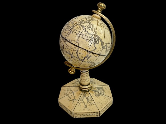 地球 - "A Map of the World" in been (=bot) met zeemonsters op voetstuk - 1901-1920 - 《世界地圖》