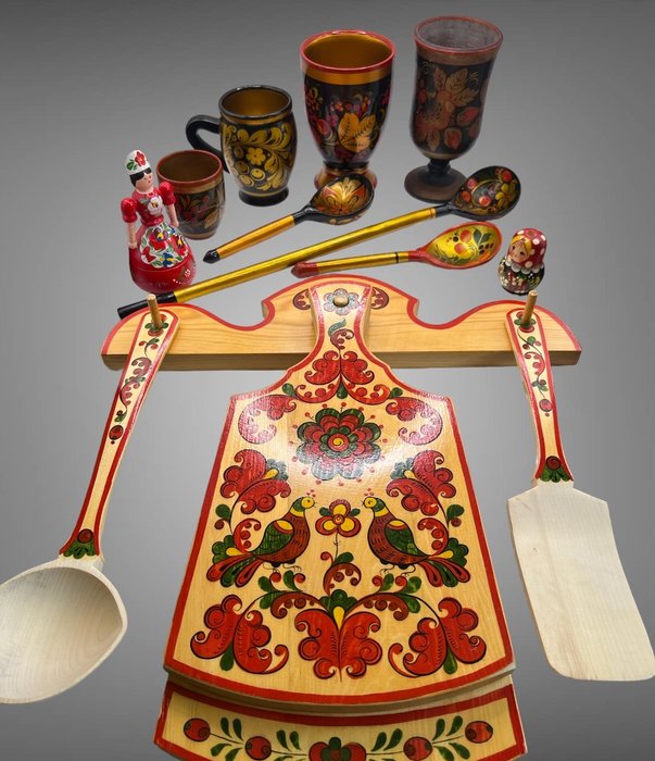 Tema-samling - Ryska hantverk: vas, kopp, sked, boxdocka, skärbräda, matryoshka