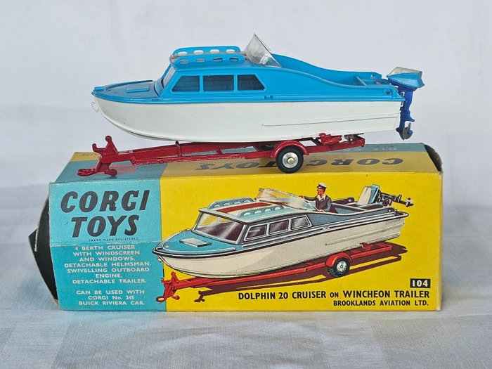 Corgi 1:43 - Modellbil - Dolphin 20 Cruiser on Wincheon Trailer nr 104 - frontrute og vinduer, svingbar motor, avtagbar tilhenger, kan brukes med corgi nr 245 Buick