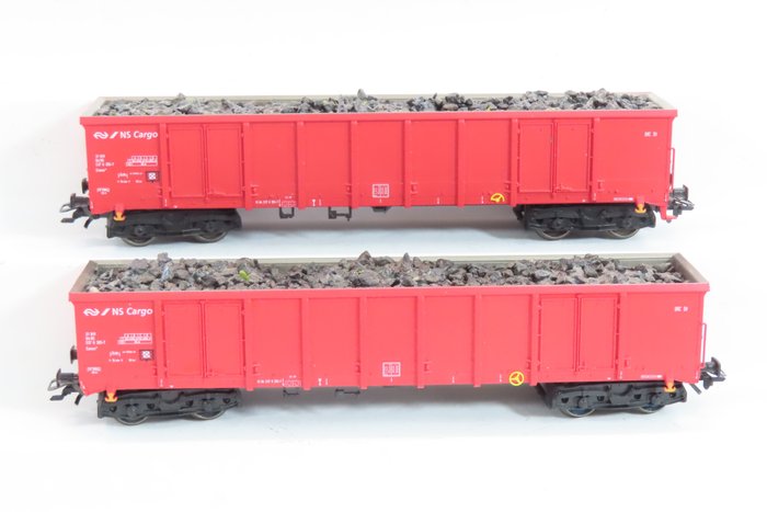 Märklin H0 - 47197 - Set machetă tren cu vagon marfă (1) - 2 Camioane cu patru axe înalte tip „Eanos” roșu - NS Cargo