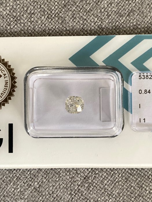 1 pcs 鑽石 - 0.84 ct - 圓形 - I(極微黃、正面看為白色) - I1