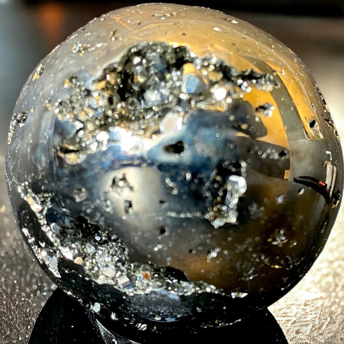 黃鐵礦球 - 帶晶體的晶洞 - 高度: 58 mm - 闊度: 58 mm- 439 g