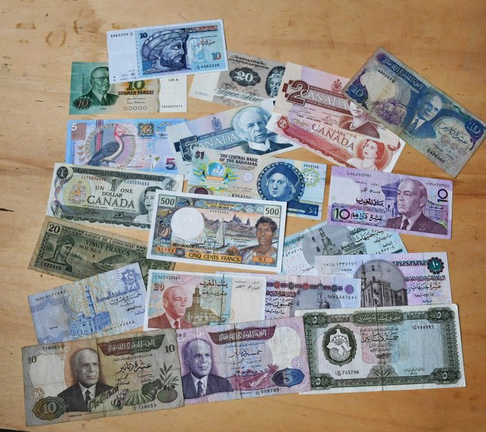 Mundo. - 23 banknotes - various dates  (Sem preço de reserva)