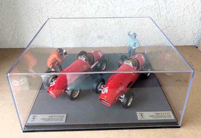 CMR + American Diorama 1:18 - 模型車 - 2 x Ferrari 500 F2 - 1952 年和 1953 年一級方程式世界冠軍阿爾貝羅·阿斯卡里 - 包括阿斯卡里人物和攝影師