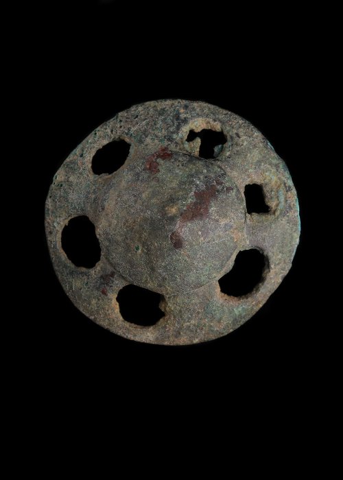 Europäische Bronzezeit Bronze Gewölbte Miniatur-Buckelschnalle  (Ohne Mindestpreis)