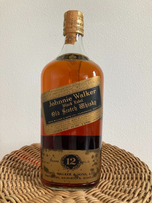 Johnnie Walker 12 years old - Black Label w/built-in pourer  - b. 1970‹erne - 2 liter