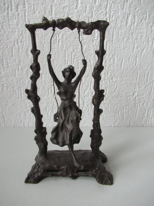 Statuie, Antiek beeld Dame op schommel - 25 cm - Catozi - 1910