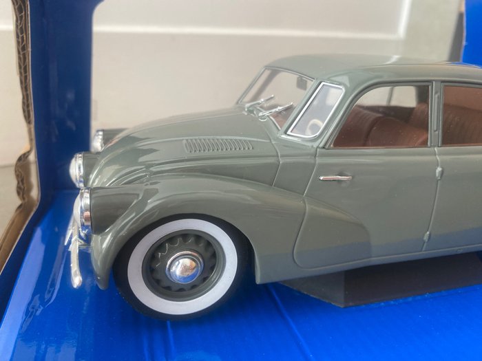 MCG 1:18 - Model car - Tatra 87