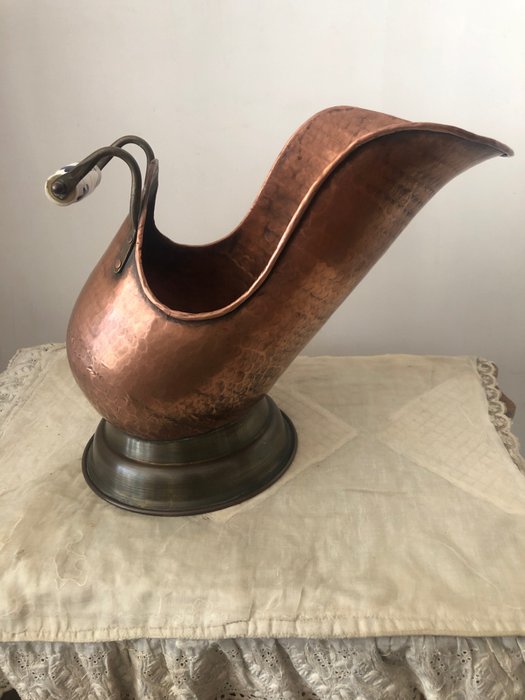 花瓶  - 銅, 陶瓷, 黃銅, 該物品包括一個重要的紅銅噴壺，帶有黃銅底座和手柄