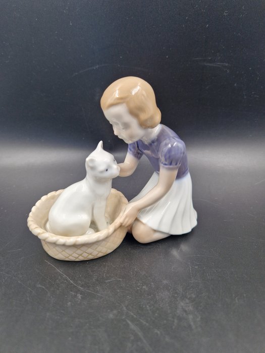 Bing & Grondahl - Claire Weiss - Figurine - "Girl with a cat in a basket" (2249) - Porcelain