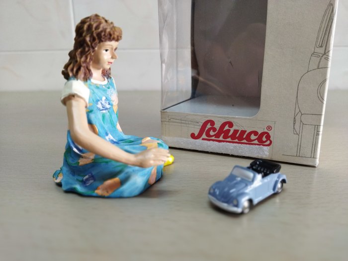 Schuco - Zabawka "VW Beetle Cabrio with resin Girl" Limited Edition