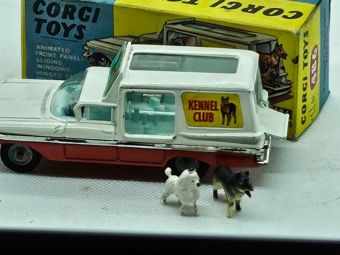 Corgi Toys 1:43 - Miniatura de carro - n. 486 Chevrolet Impala Kennel Service Wagon four Dogs - com 2 cachorros