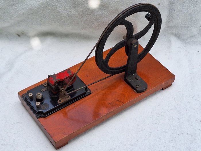 Modelo de ensino/demonstração- Metal, baquelite e madeira: gerador manual de energia - 1920-1930