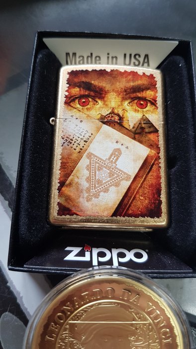 Zippo - Original Zippo Rarität Goth Eyes Book mit Leonardo da Vinci Münze im Plister - Lighter - Chrome -  (2)