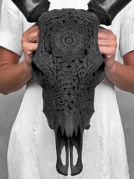 BEZ CENY REZERWOWEJ - Autentyczna rzeźbiona czaszka czarnej krowy - Rzeźba kwiatowej mandali - Kość, Rzeźbiona czaszka - Bos Taurus - 54 cm - 46 cm - 14 cm- Gatunki inne niż CITES
