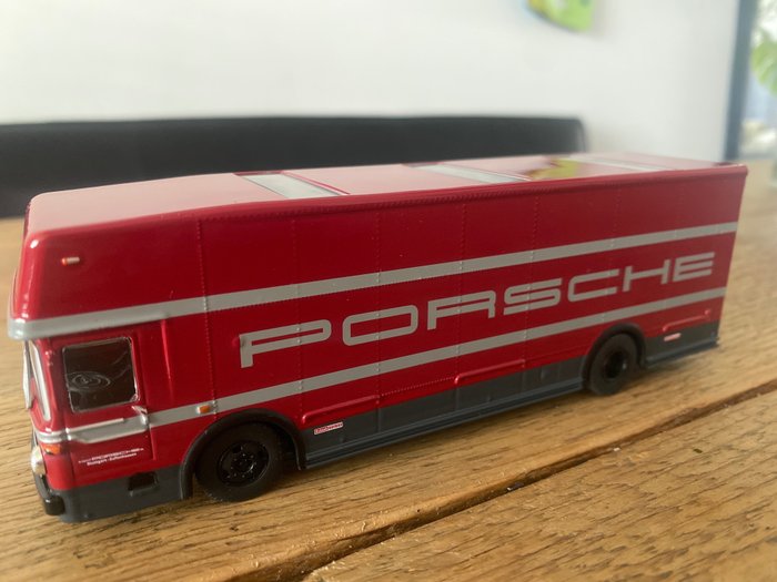 Schuco 1:64 - Camión a escala - Mercedes 0317 Renntransporter “Porsche”
