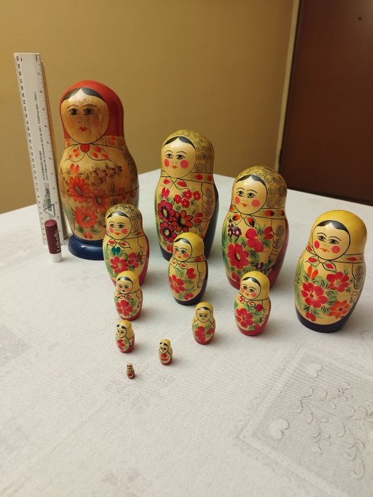 Figure - Raro set di Matrioska originale grande - 12 pezzi - Dipinta a mano - EX Unione Sovietica - Bois