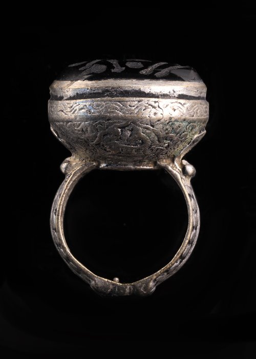 奥斯曼帝国 银金属 戒指采用黑色硬石凹雕四足动物图案  (没有保留价)