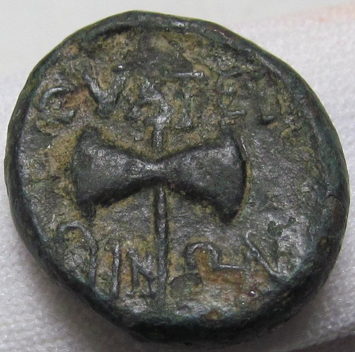 利底亞, Thyateira. AE17 Civic issue, before 190 B.C. - double-bladed axe - under Menandros (?)