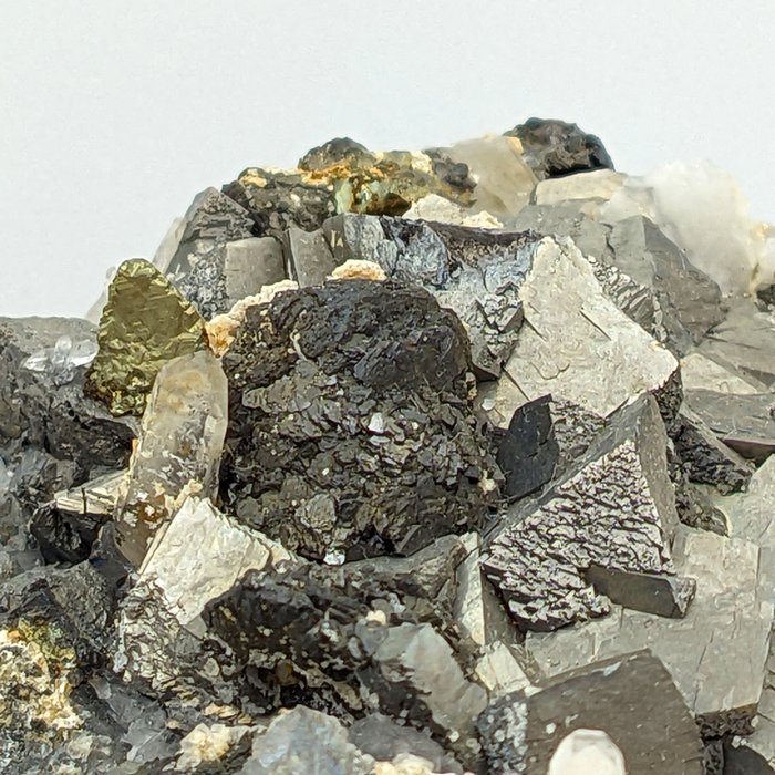 Riesige ARSENOPYRIT-Kristalle, CHALCOPYRIT, PHALERIT auf FLUORIT mit QUARZ Kristalle auf Muttergestein - Höhe: 97 mm - Breite: 67 mm- 693.43 g - (1)