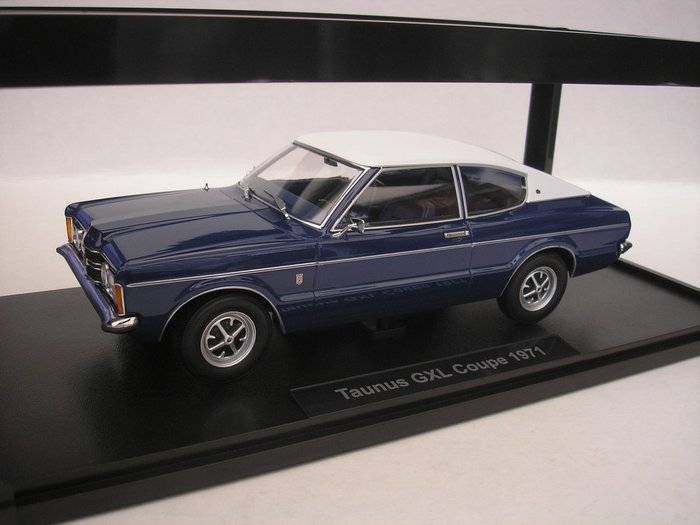 KK Scale 1:18 - Modell kupé - Ford Taunus GXL Coupe - 1971 - Mørkeblå - Hvit vinyltak