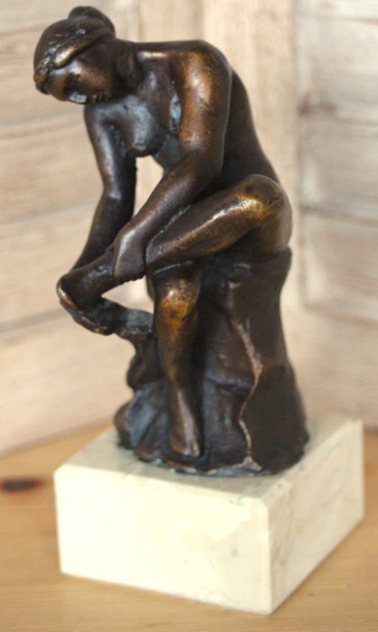 Naar Aimé-Jules Dalou - Figuriini - Naakte vrouw de haar voet droogt - Marmori, Pronssi