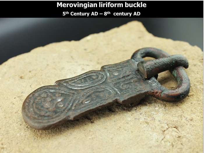 Mittelalterlich Liriförmige Schnalle aus merowingischer Bronze
