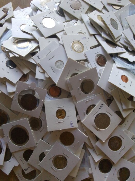 Κόσμος. Lot de 627 monnaies Toutes les monnaies sont dans des cartons a monnaies ou pochettes PVC  (χωρίς τιμή ασφαλείας)