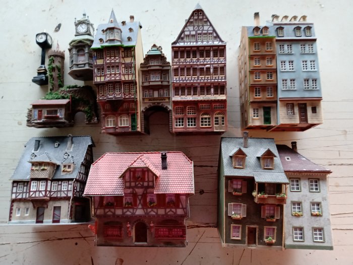 Faller H0 - Modellvonat épületek (12) - Történelmi falusi városközpont favázas házakkal, kapuval, órával