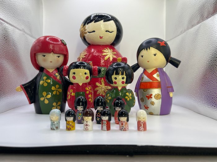 Lote de kokeshi: 6 judías, 5 muñecos de madera, 2 alcancías y 1 muñeco grande numerado - Contemporáneo