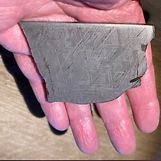 Gibeon ijzermeteoriet – dikke geëtste deelplak – Hoogte: 50 mm – Breedte: 73 mm – 157.6 g