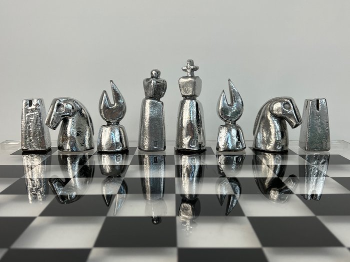 Schachspiel - Messing, Aluminium und Leder