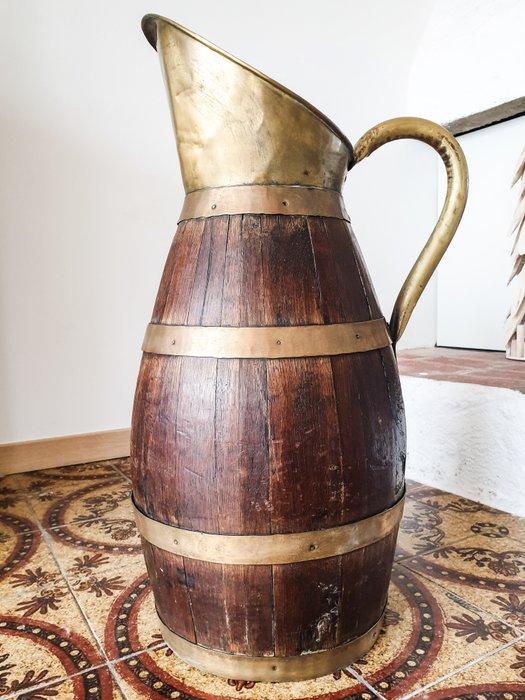 Kruik - Oude en enorme kan van hout en koper, wijnkan, paraplubak 1900 - Hout
