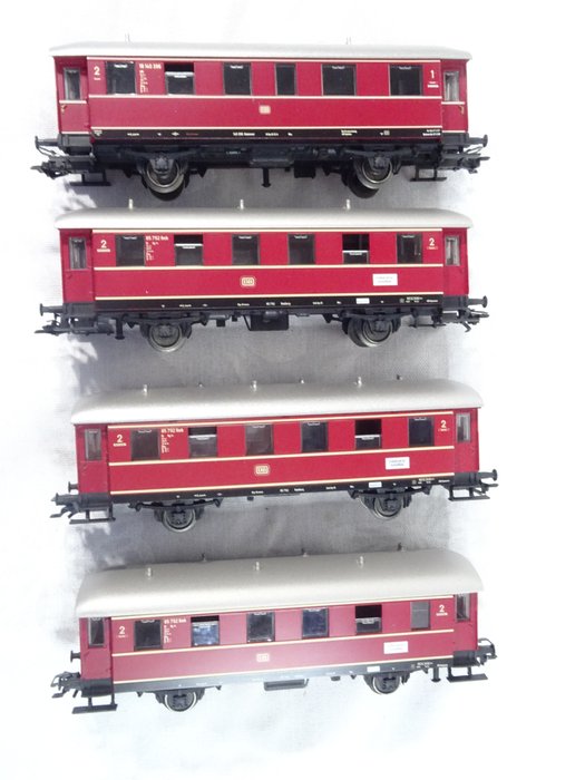Märklin H0 - 4335/43351 - Pienoisjunaradan matkustajavaunu (4) - 4 tavallista haaralinja-autoa 1. ja 2. luokka, punainen - DB