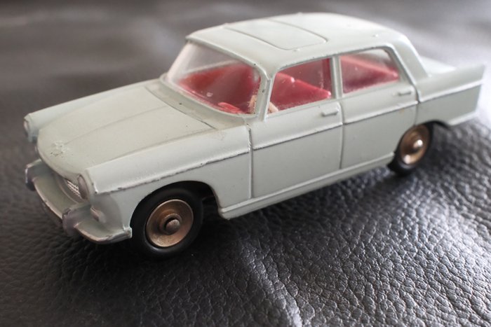 Dinky Toys 1:43 - Miniatura de carro - ref. 553 Peugeot 404