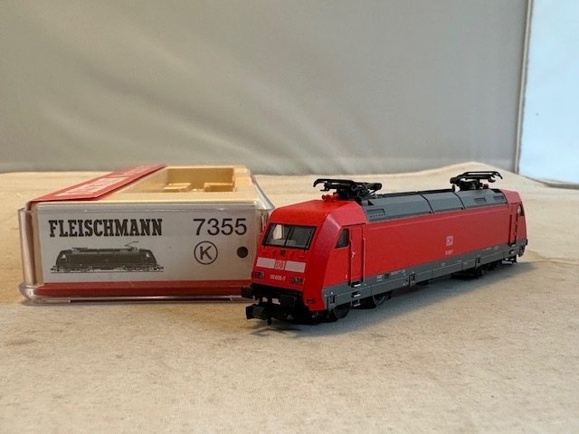 Fleischmann N - 7355 - Modelo ferroviário (1) - BR 101 em vermelho trânsito da Deutsche Bundesbahn - (9096) - DB