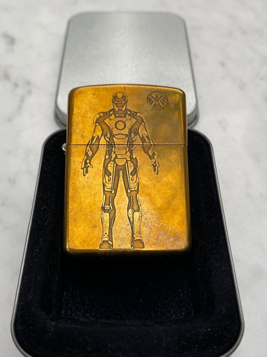 Zippo - Original “ IRON MAN “ Limited Edition 1365/3000 - Lighter - Solid messing -  (3)