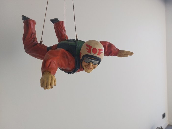 Patsas, Hanging statue of a parachute jumper - 16 cm - polyresiini