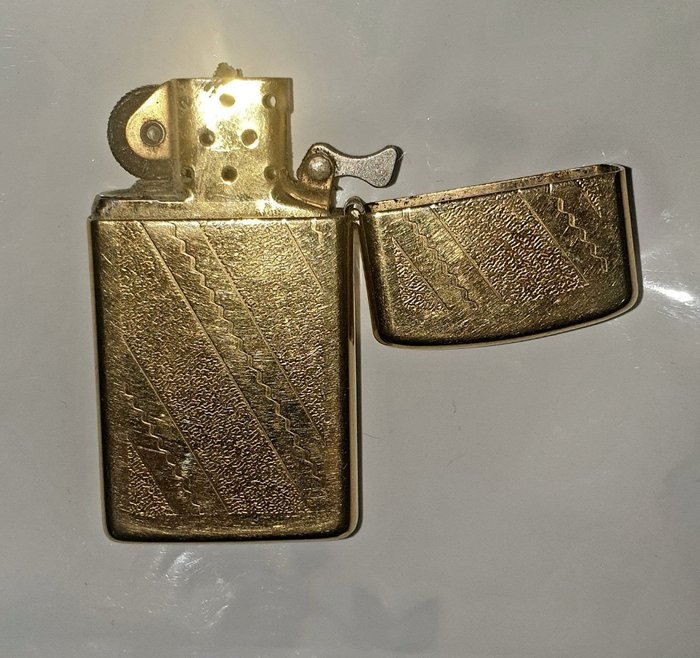 Zippo - Isqueiro - Bronze (pintado de dourado/prateado/patinado/frio)