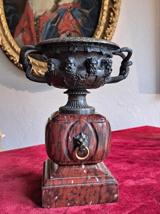 Grand Tour - Szobor, Warwick Vase - 27.5 cm - Bronz (patinált), Márvány - 1880