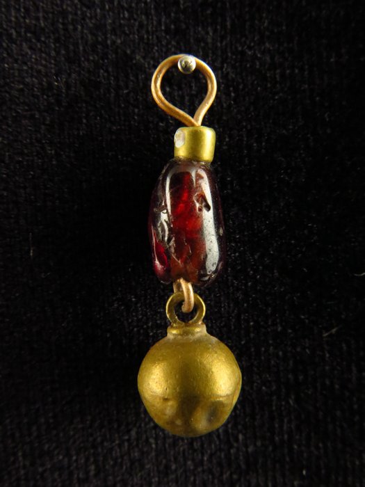 Bactrian Gold Pendant with Red Glass decoration - 2.6 cm  (No Reserve Price)