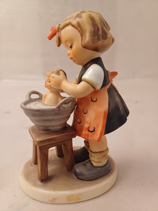 小塑像 - Goebel - M.I Hummel - 319 Tmk7 - Doll Bath - 瓷器